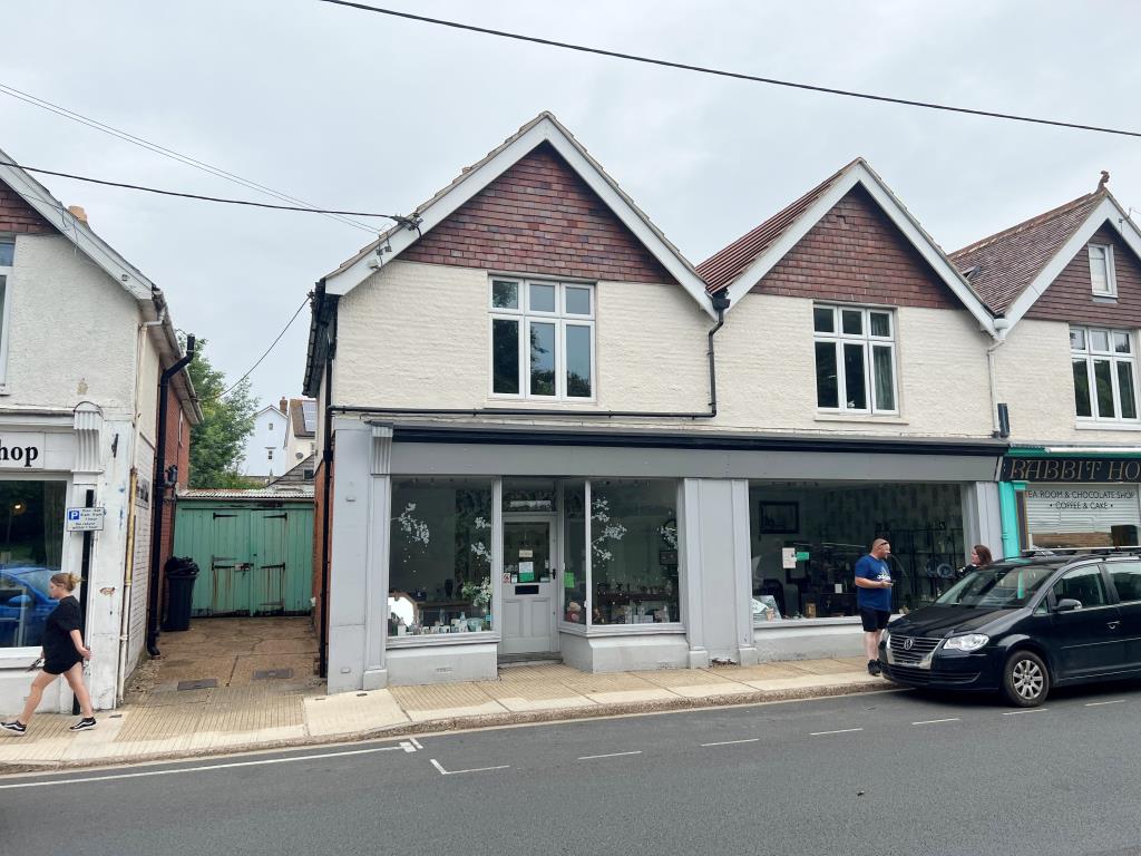 Lot: 76 - DOUBLE-FRONTED SHOP, FLAT LET TO A REGULATED TENANT AND FORMER BAKEHOUSE WITH POTENTIAL - Freehold Investment Opportunity in Freshwater Isle of Wight